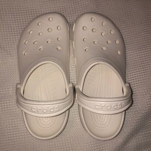 WHITE CROCS (WOMEN 6/ MEN 4)